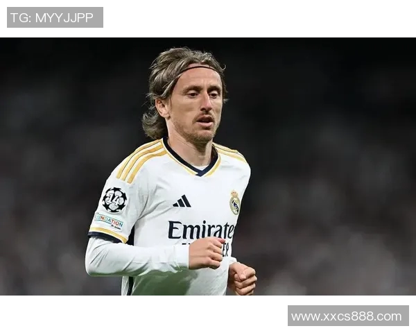 足球明星发带细致风格解析展现个性与时尚魅力